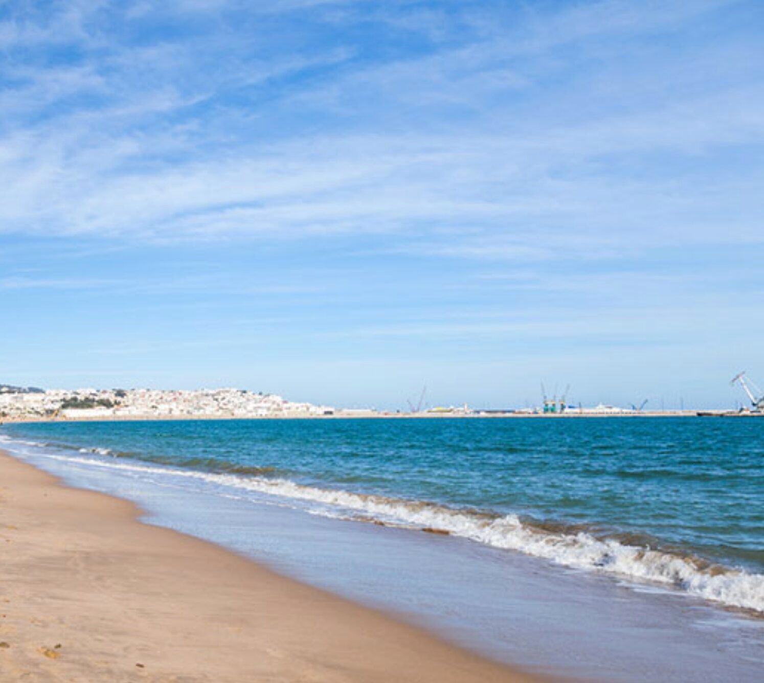 Warm temperatures, ideal for beach lovers and outdoor activities